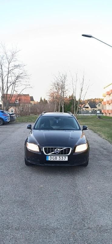 Svart Begagnad 2010 Volvo V70 Kombi | 25 000 kr (Superpris) - Bild 1/4