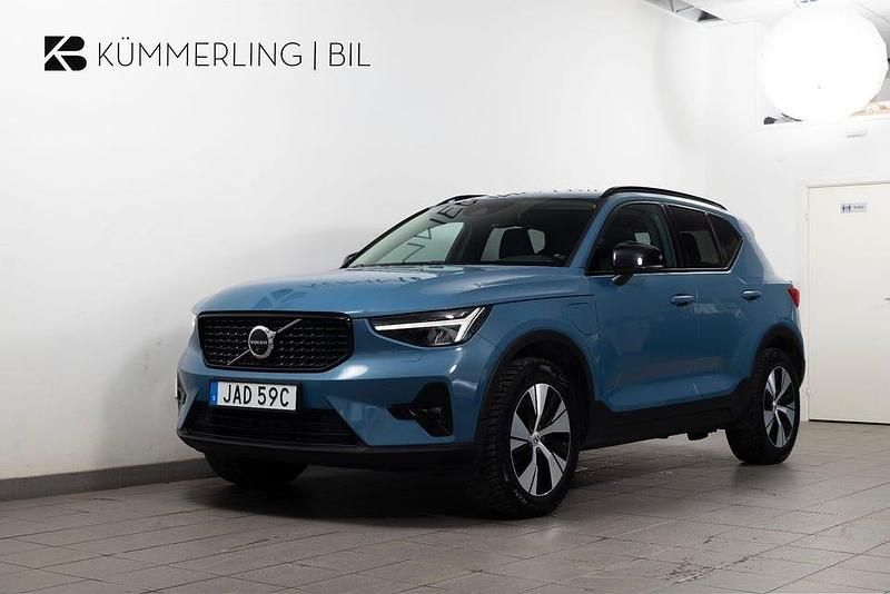 Blå Begagnad 2023 Volvo XC40 Plus SUV | 364 900 kr (Marknadspris) - Bild 1/4