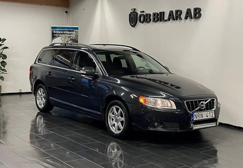 Grå Begagnad 2010 Volvo V70 Momentum Kombi | 74 900 kr (Marknadspris) - Bild 1/4