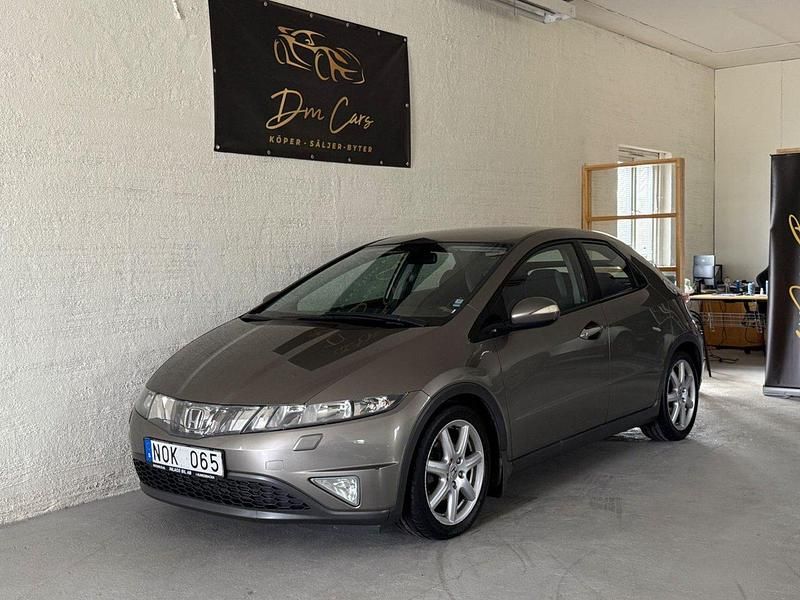 Mörkgrå (grå) Begagnad 2008 Honda Civic Halvkombi | 59 900 kr (Marknadspris) - Bild 1/4