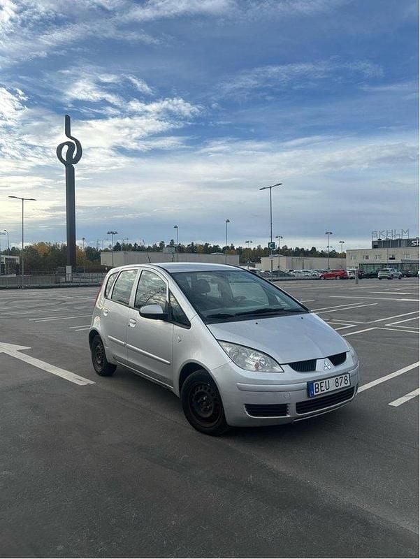 Silver Begagnad 2007 Mitsubishi Colt Halvkombi | 8 000 kr (Bra pris) - Bild 1/4