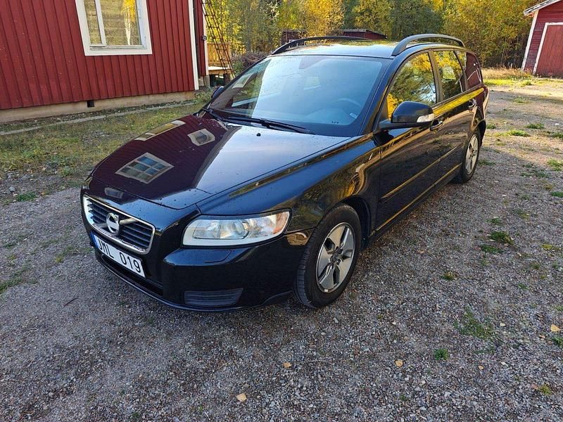 Svart Begagnad 2011 Volvo V50 Kinetic Kombi | 30 000 kr (Marknadspris) - Bild 1/4
