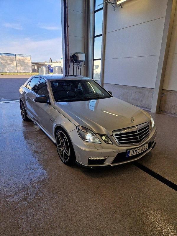 Grå Begagnad 2010 Mercedes E63 AMG AMG Sedan | 329 000 kr (Marknadspris) - Bild 1/4