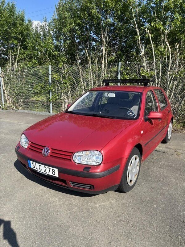 Röd Begagnad 2001 VW Golf IV Basis Halvkombi | 16 000 kr (Marknadspris) - Bild 1/4