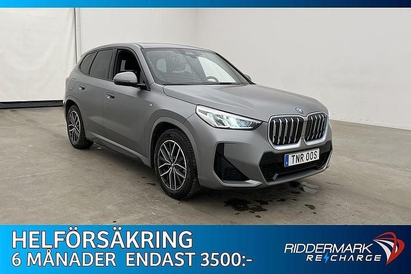 Grå Begagnad 2022 BMW iX1 M Sport SUV | 429 800 kr (Marknadspris) - Bild 1/3