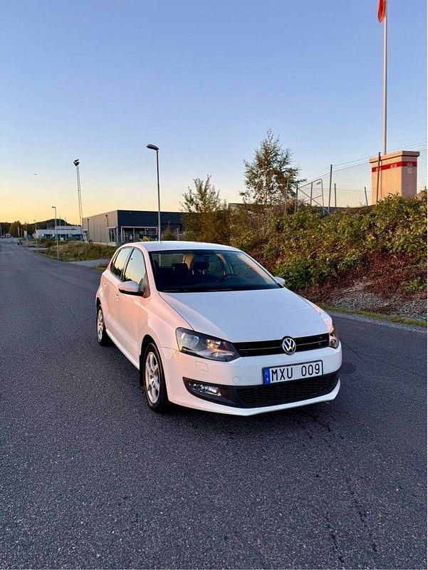 Vit Begagnad 2013 VW Polo Halvkombi | 64 000 kr (Marknadspris) - Bild 1/4