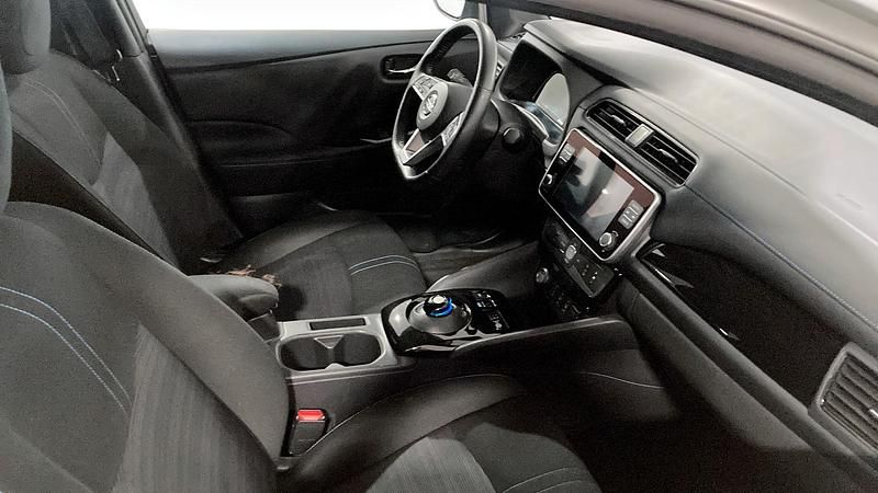 Begagnad Nissan Leaf N-Connecta 110 kW (150 HK) 2022 Grå Halvkombi