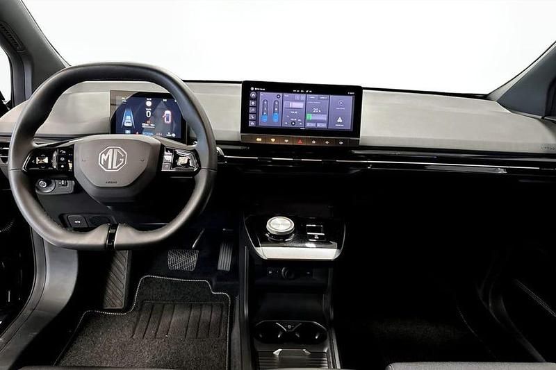 Begagnad MG MG4 EV 125 kW (171 HK) 2023 Svart Halvkombi