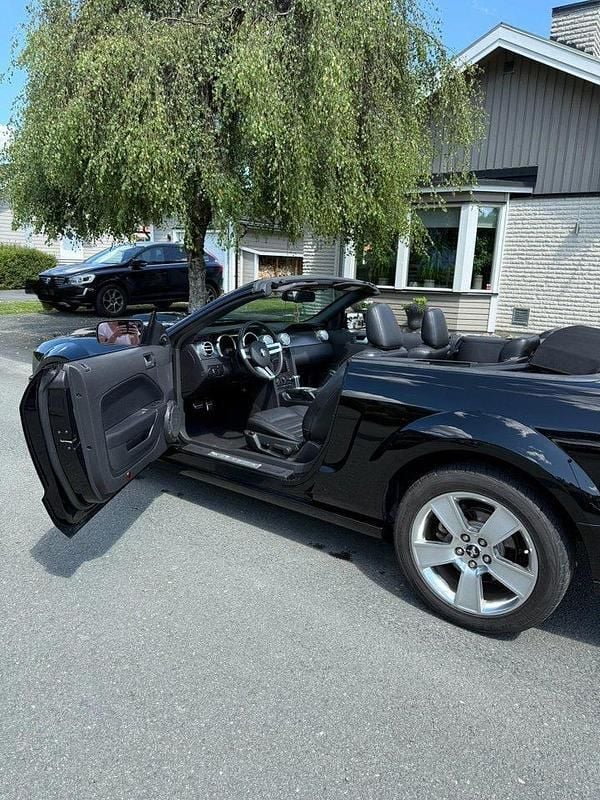 Svart Begagnad 2007 Ford Mustang GT Convertible Cab | 188 000 kr (Bra pris) - Bild 1/4