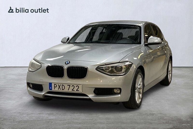 Silver Begagnad 2015 BMW 118 Halvkombi | 129 900 kr (Superpris) - Bild 1/3