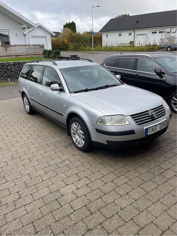 Silver Begagnad 2004 VW Passat Trendline Kombi | 28 500 kr (Lite dyr) - Bild 1/4