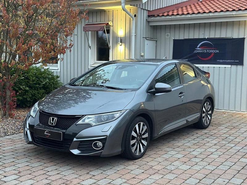 Mörkgrå Begagnad 2015 Honda Civic Sport Halvkombi | 109 999 kr (Marknadspris) - Bild 1/4