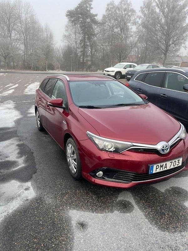 Röd Begagnad 2017 Toyota Auris Touring Sports Comfort Kombi | 169 900 kr (Marknadspris) - Bild 1/4