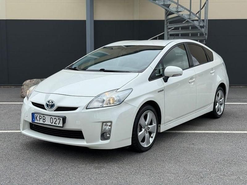 Vit Begagnad 2010 Toyota Prius Halvkombi | 104 900 kr (Marknadspris) - Bild 1/4
