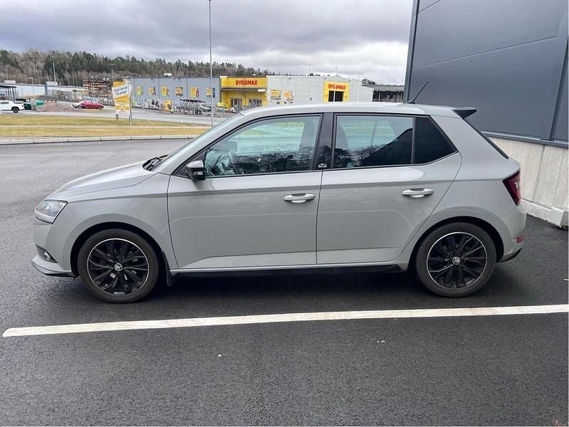 Grå Begagnad 2021 Skoda Fabia Monte Carlo Halvkombi | 167 000 kr (Marknadspris) - Bild 1/4
