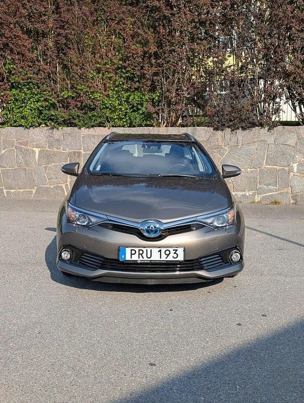 Grå Begagnad 2018 Toyota Auris Hybrid Kombi | 100 000 kr (Bra pris) - Bild 1/4