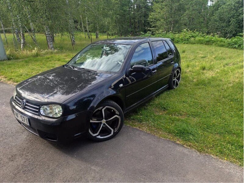 Svart Begagnad 2002 VW Golf IV Highline Halvkombi | 48 000 kr (Marknadspris) - Bild 1/4