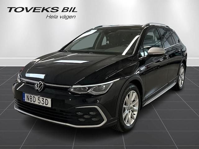 Svart (deep black pearl) Begagnad 2022 VW Golf Alltrack Kombi | 349 900 kr (Lite dyr) - Bild 1/4