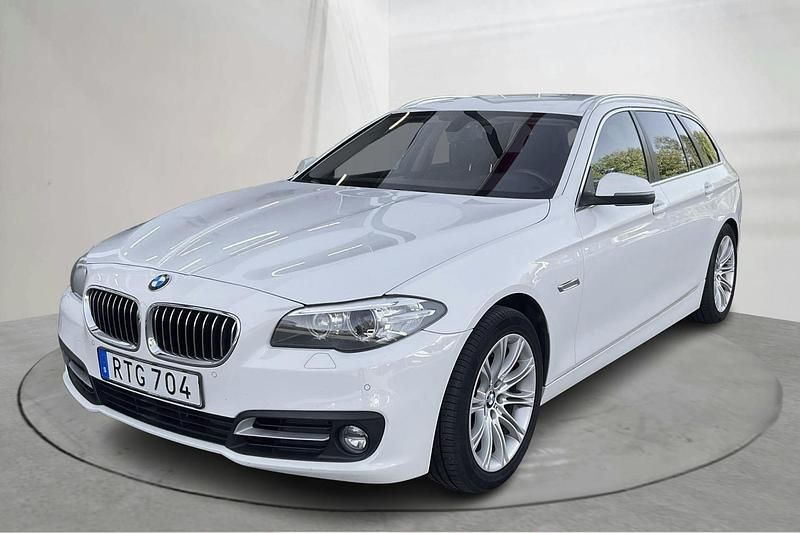 Vit Begagnad 2015 BMW 530 Kombi | 189 800 kr (Marknadspris) - Bild 1/4