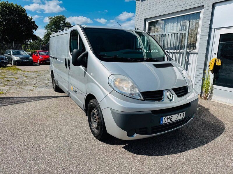 Silver (silver metallic ) Begagnad 2014 Renault Trafic Van | 79 900 kr (Bra pris) - Bild 1/4