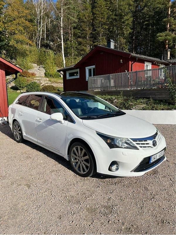 Vit Begagnad 2012 Toyota Avensis Multidrive S Kombi | 110 000 kr (Lite dyr) - Bild 1/4