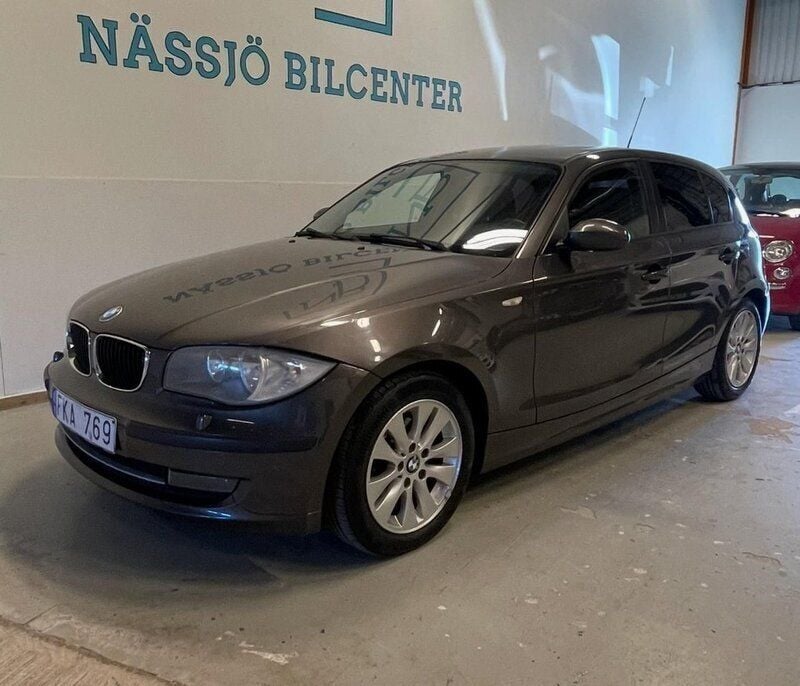 Brun Begagnad 2007 BMW 116 Advantage Halvkombi | 46 000 kr (Marknadspris) - Bild 1/4