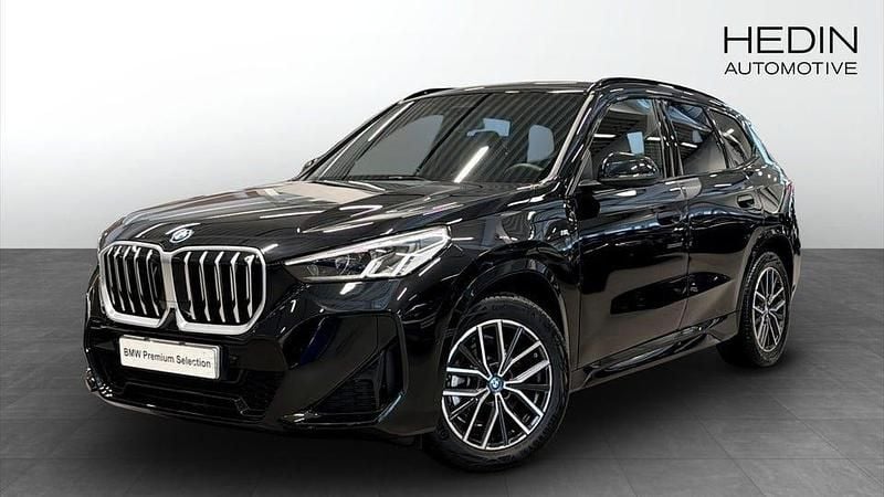 Svart Begagnad 2025 BMW X1 M Sport SUV | 518 700 kr (Marknadspris) - Bild 1/4