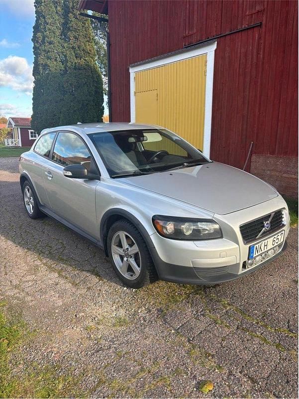 Grå Begagnad 2008 Volvo C30 Halvkombi | 30 000 kr (Marknadspris) - Bild 1/4