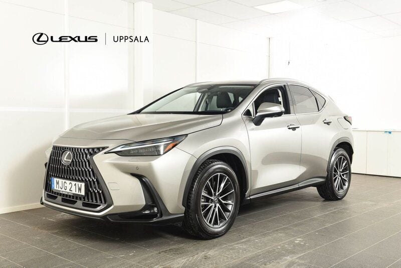 Ljusgrå Begagnad 2023 Lexus NX450h+ Executive Line SUV | 609 900 kr (Marknadspris) - Bild 1/4