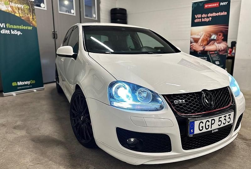 Begagnad VW Golf V Edition 230 HK (169 kW) 2007 Vit Halvkombi