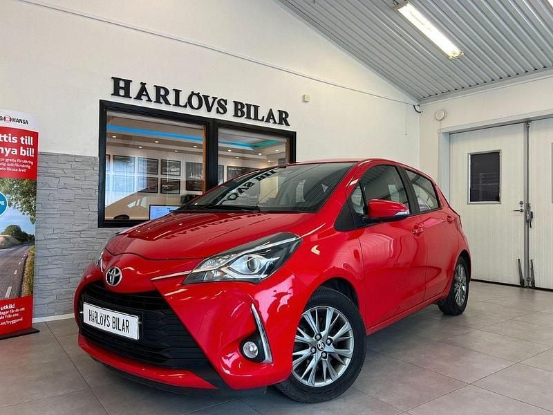 Röd Begagnad 2017 Toyota Yaris Active Halvkombi | 114 900 kr (Marknadspris) - Bild 1/4