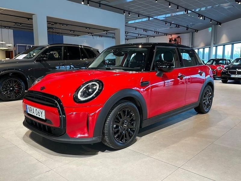Chili röd Begagnad 2023 Mini Cooper Halvkombi | 219 000 kr (Marknadspris) - Bild 1/4