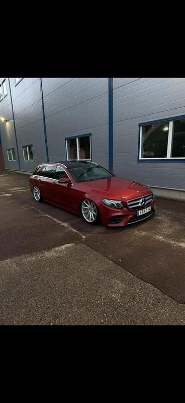 Röd Begagnad 2019 Mercedes E220 AMG line Kombi | 318 000 kr (Dyr) - Bild 1/4