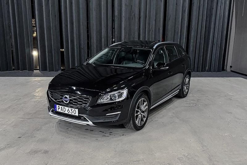 Svart Begagnad 2016 Volvo V60 CC Summum Kombi | 229 900 kr (Marknadspris) - Bild 1/4