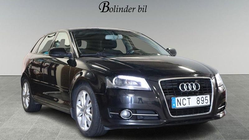 Svart Begagnad 2012 Audi A3 Sportback Halvkombi | 68 900 kr (Marknadspris) - Bild 1/4