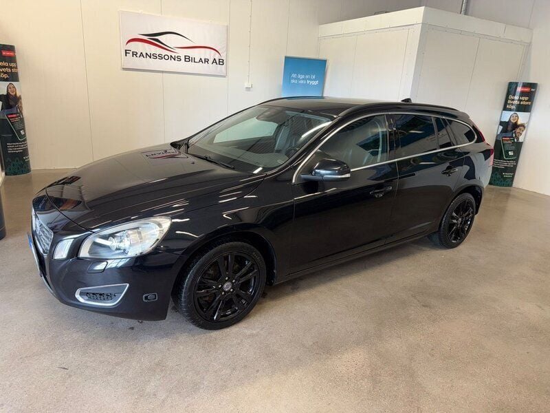 Svart Begagnad 2012 Volvo V60 Momentum Kombi | 129 900 kr (Lite dyr) - Bild 1/4