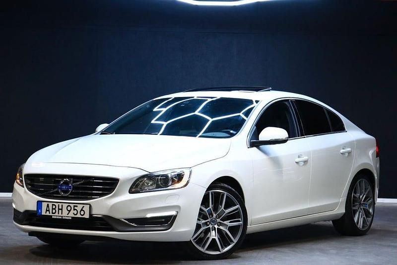 Vit Begagnad 2015 Volvo S60 Summum Sedan | 224 900 kr (Dyr) - Bild 1/4