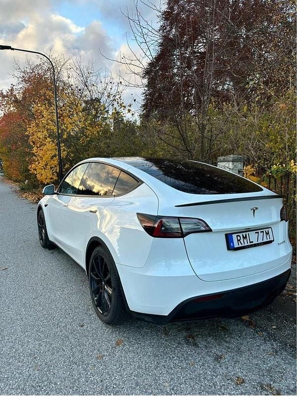 Vit Begagnad 2024 Tesla Model Y Performance SUV | 550 000 kr (Marknadspris) - Bild 1/4
