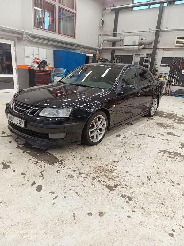 Svart Begagnad 2006 Saab 9-3 Sedan | 35 000 kr (Lite dyr) - Bild 1/4