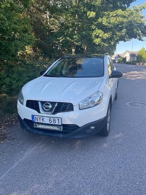 Vit Begagnad 2014 Nissan Qashqai +2 SUV | 70 000 kr (Marknadspris) - Bild 1/3