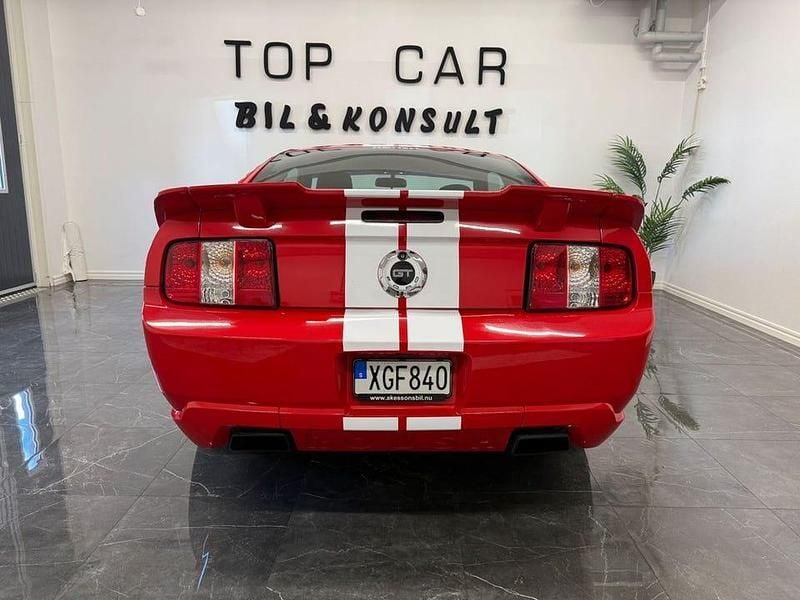 Begagnad Ford Mustang GT 305 HK (224 kW) 2005 Röd Sportkupé
