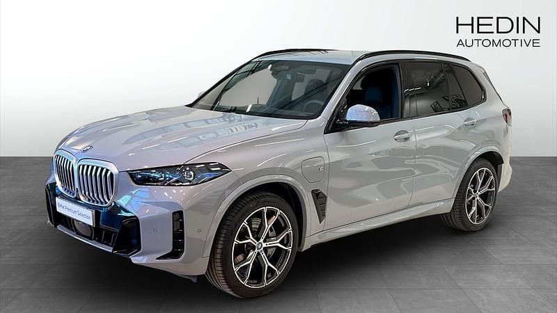 Grå (grey) Begagnad 2025 BMW X5 Comfort Edition SUV | 928 700 kr (Bra pris) - Bild 1/4