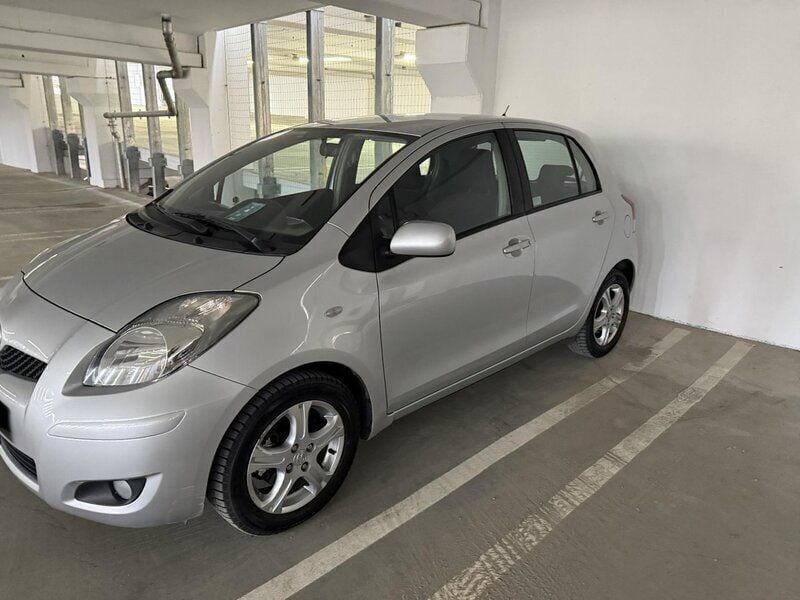 Silver Begagnad 2010 Toyota Yaris Halvkombi | 46 000 kr (Bra pris) - Bild 1/4