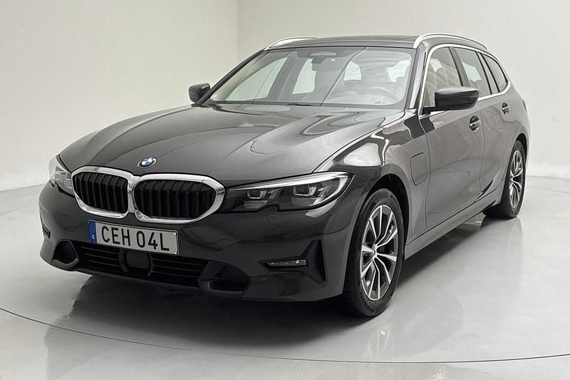 Grå Begagnad 2021 BMW 330 Sport Line Kombi | 300 000 kr (Marknadspris) - Bild 1/4