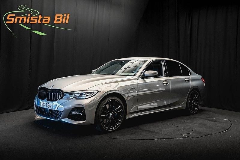 Grå Begagnad 2021 BMW 330e M Sport Sedan | 374 900 kr (Marknadspris) - Bild 1/4