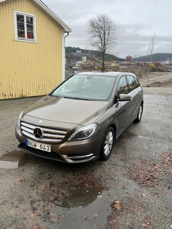 Brun Begagnad 2013 Mercedes B200 Minibuss | 82 000 kr (Bra pris) - Bild 1/4
