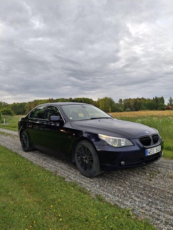 Blå Begagnad 2005 BMW 520 Sedan | 55 000 kr (Marknadspris) - Bild 1/4