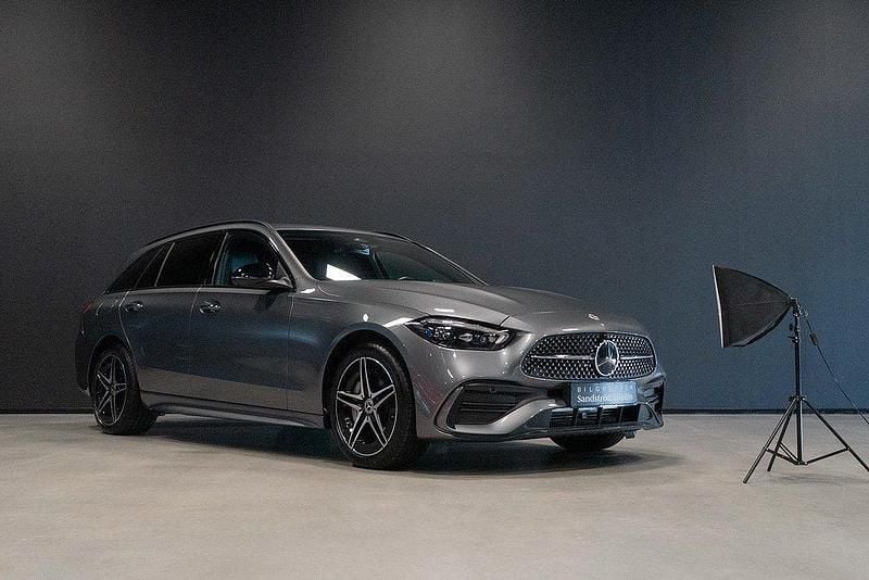 Grå Begagnad 2024 Mercedes C300e Premium Kombi | 525 000 kr (Marknadspris) - Bild 1/4