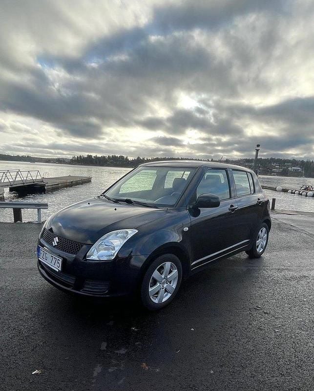 Svart Begagnad 2007 Suzuki Swift Halvkombi | 44 400 kr (Marknadspris) - Bild 1/4