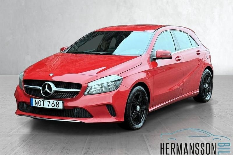 Begagnad Mercedes A180 Urban 122 HK (89 kW) 2017 Röd Halvkombi